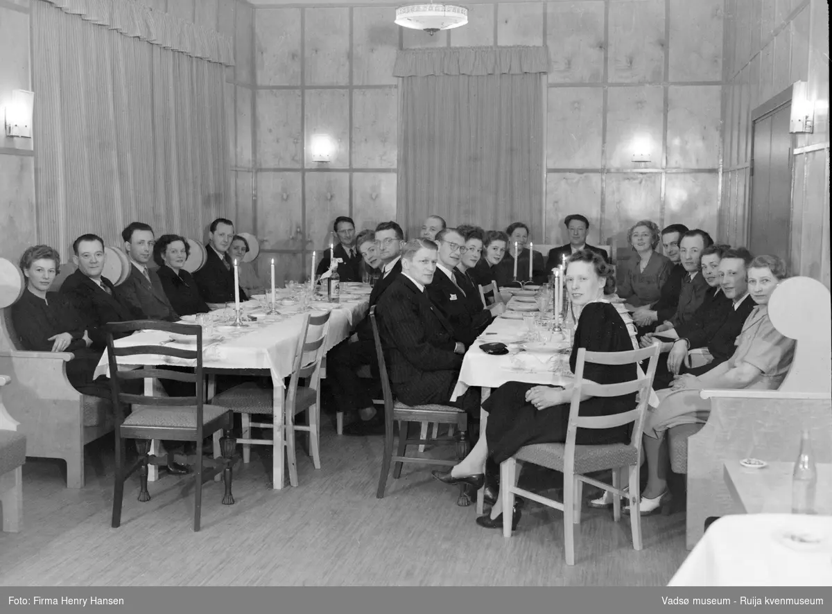 Vadsø 1950. Festmiddag for Vadsø Håndtverkerforening 29 november 1950. Vi ser bl.a. Alrik Basma og Dagmar Basma