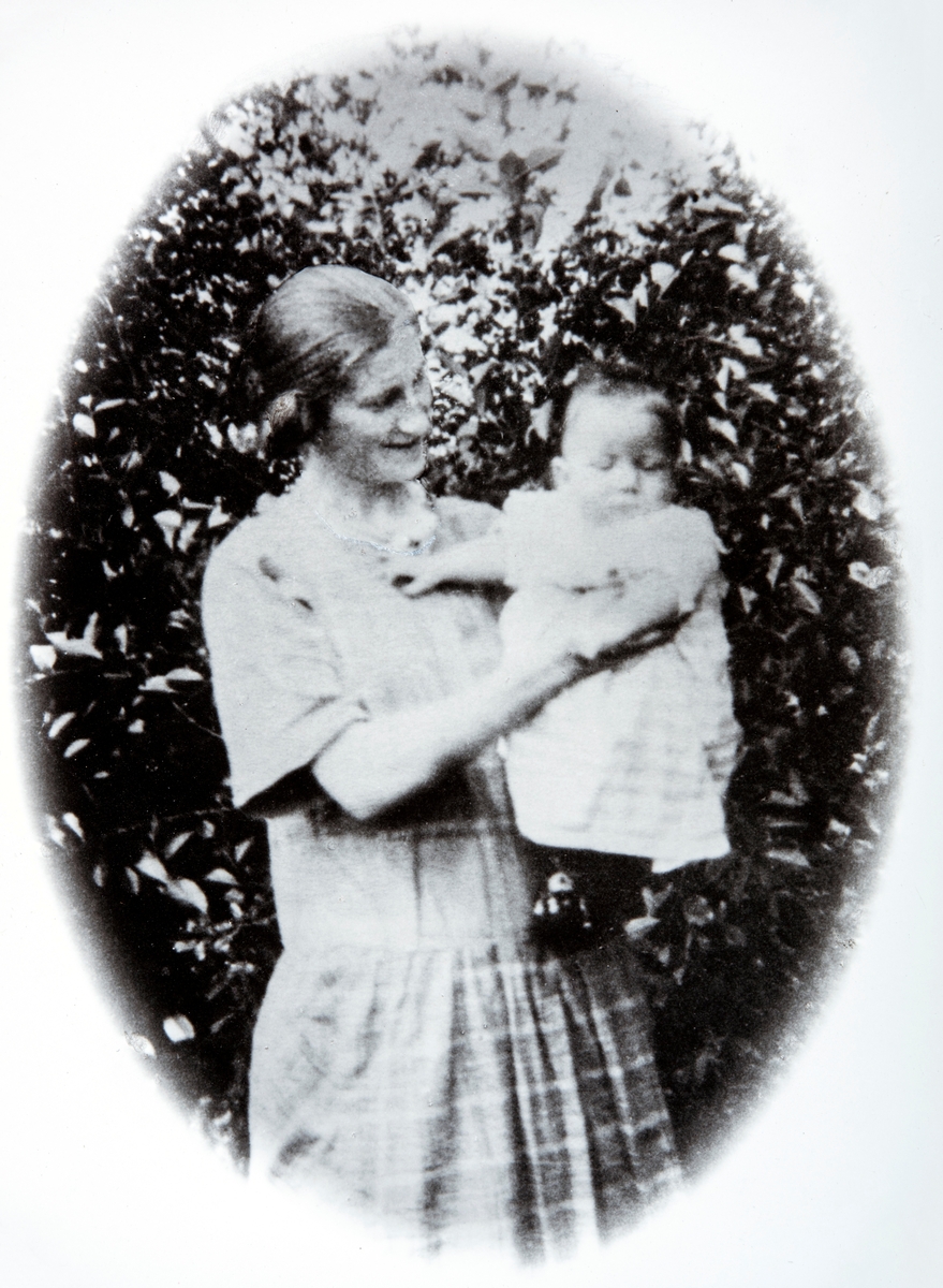 Mor og sønn, Anna Vangen med sønnen Arne Frydenlund i armene. Ottestad i 1924.