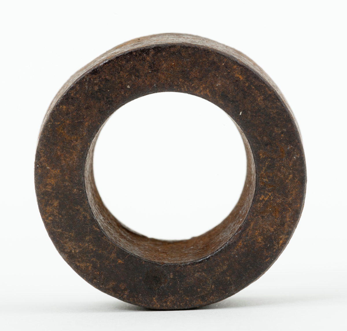 Skive – en jernring, brukt som mellomlegg ved et sammenføyingspunkt på et redskap eller en teknisk installasjon. Skiva eller ringen har en utvendig diameter på 3,5 centimeter. Den innvendige diameteren er 2,1 centimeter. Skiva er drøyt 1,4 centimeter tjukk. Den veier 59 gram.