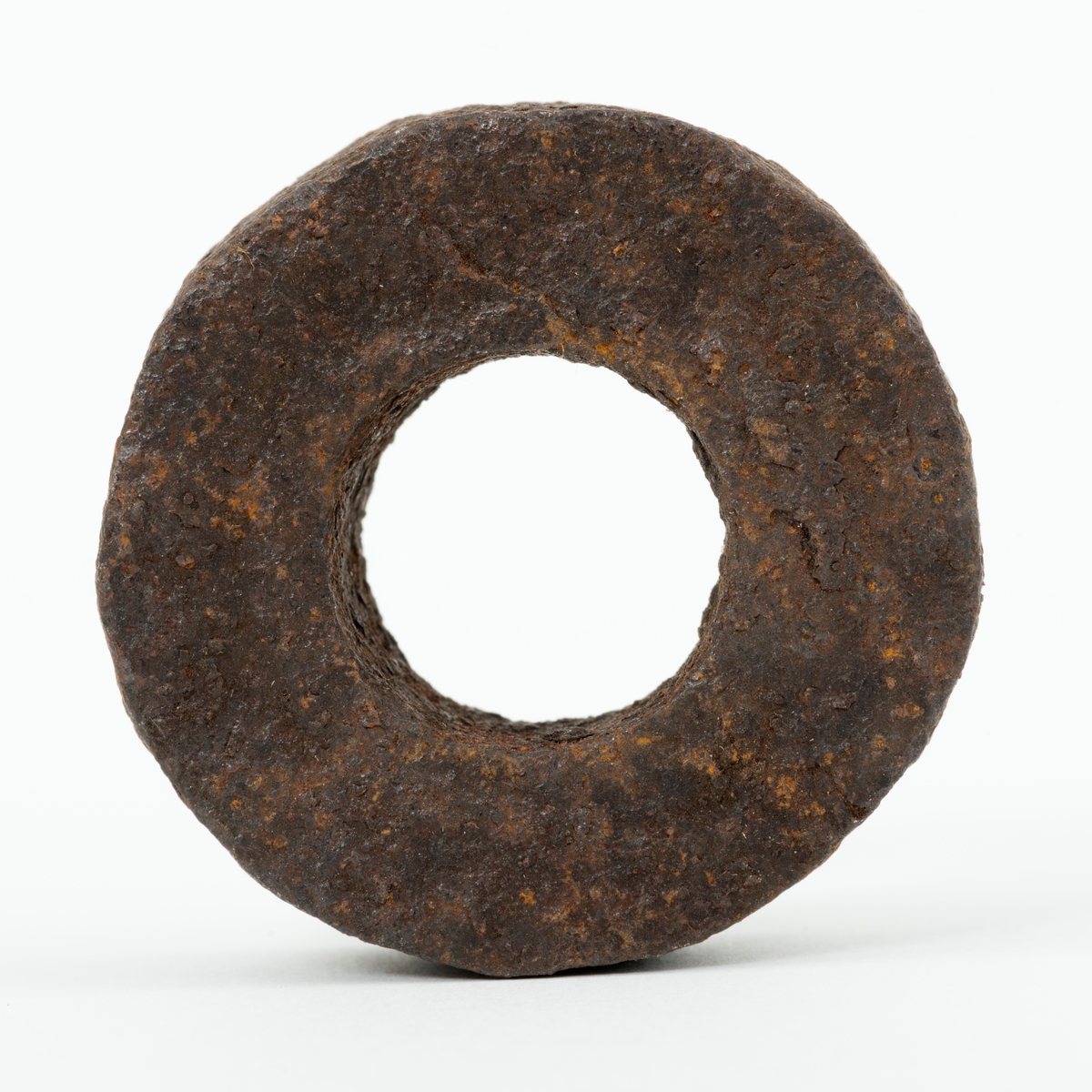 Skive – en jernring, brukt som mellomlegg ved et sammenføyingspunkt på et redskap eller en teknisk installasjon. Skiva eller ringen har en utvendig diameter på 4,2 centimeter. Den innvendige diameteren er 1,9 centimeter. Skiva er drøyt 1,5 centimeter tjukk. Den veier 116 gram.