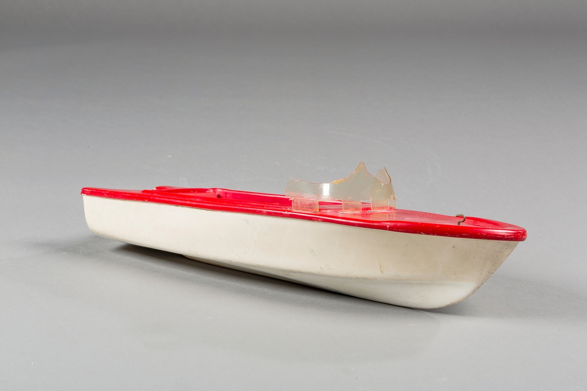 Modell av motorbåt med vindskjerm og to sitteplasser i rekke. Antagelig brukt som utstillingsobjekt for Ancas båtbyggeri.