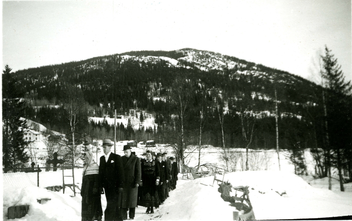 Sju bilete frå bryllupet til Ingeborg Vålanes og Jon Bøen på Bøen i Tuddal. 1944.