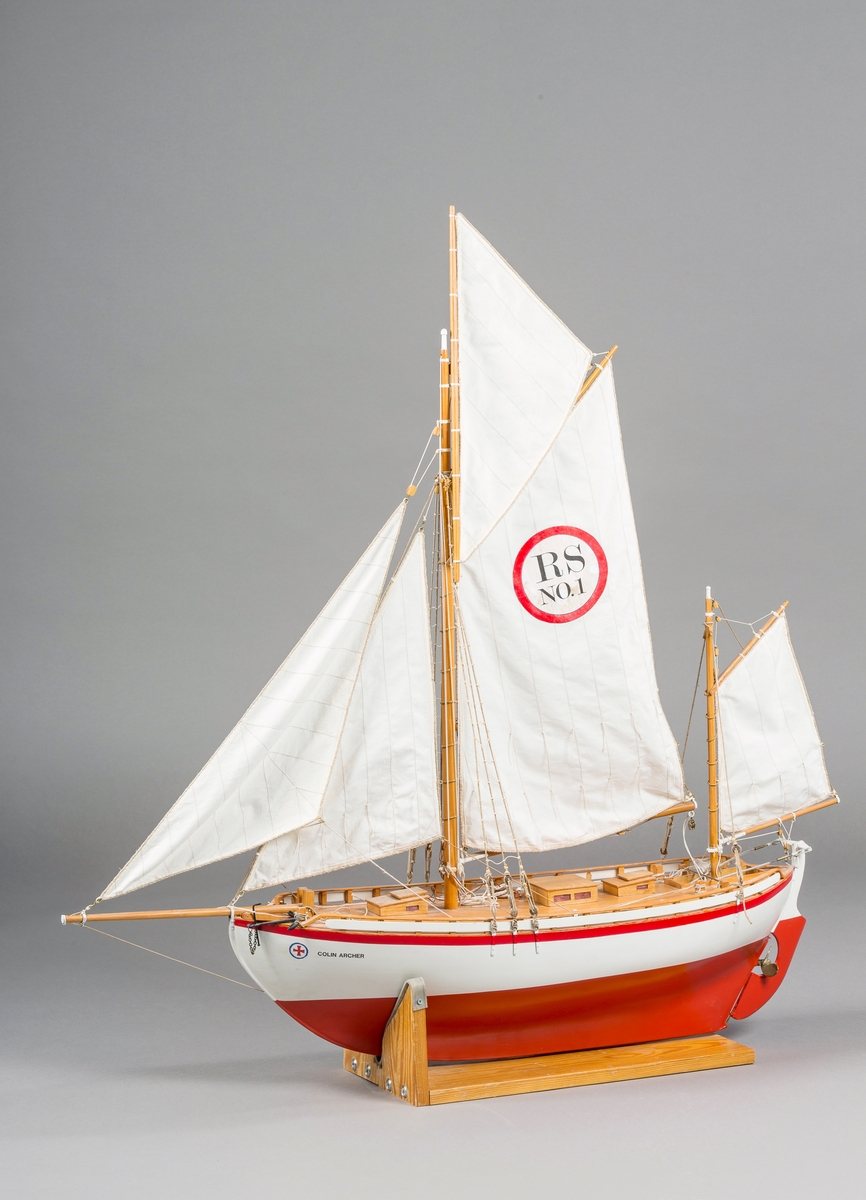 Modell av redningskøyta Colin Archer RS No 1, samt beskrivelse og tegninger over originalbåten.
Fotografier av originalbåt og modellbåt er scannet og lagt inn i primus.