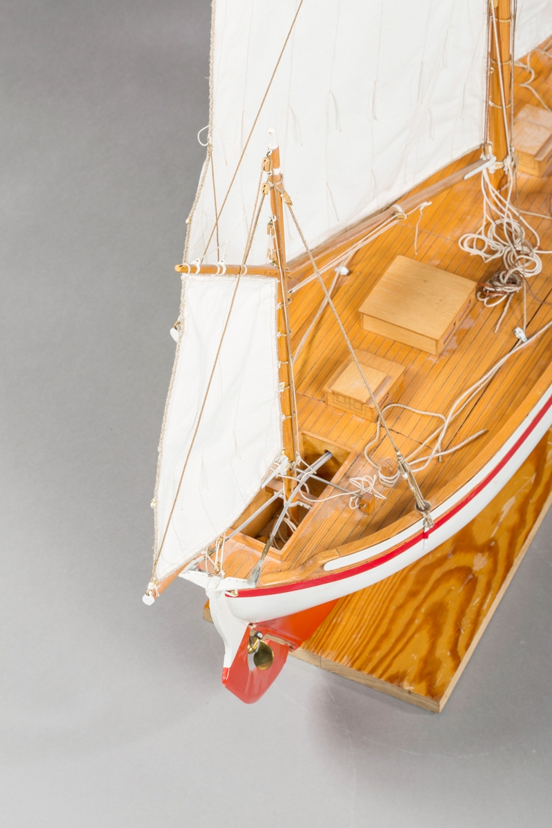 Modell av redningskøyta Colin Archer RS No 1, samt beskrivelse og tegninger over originalbåten.
Fotografier av originalbåt og modellbåt er scannet og lagt inn i primus.