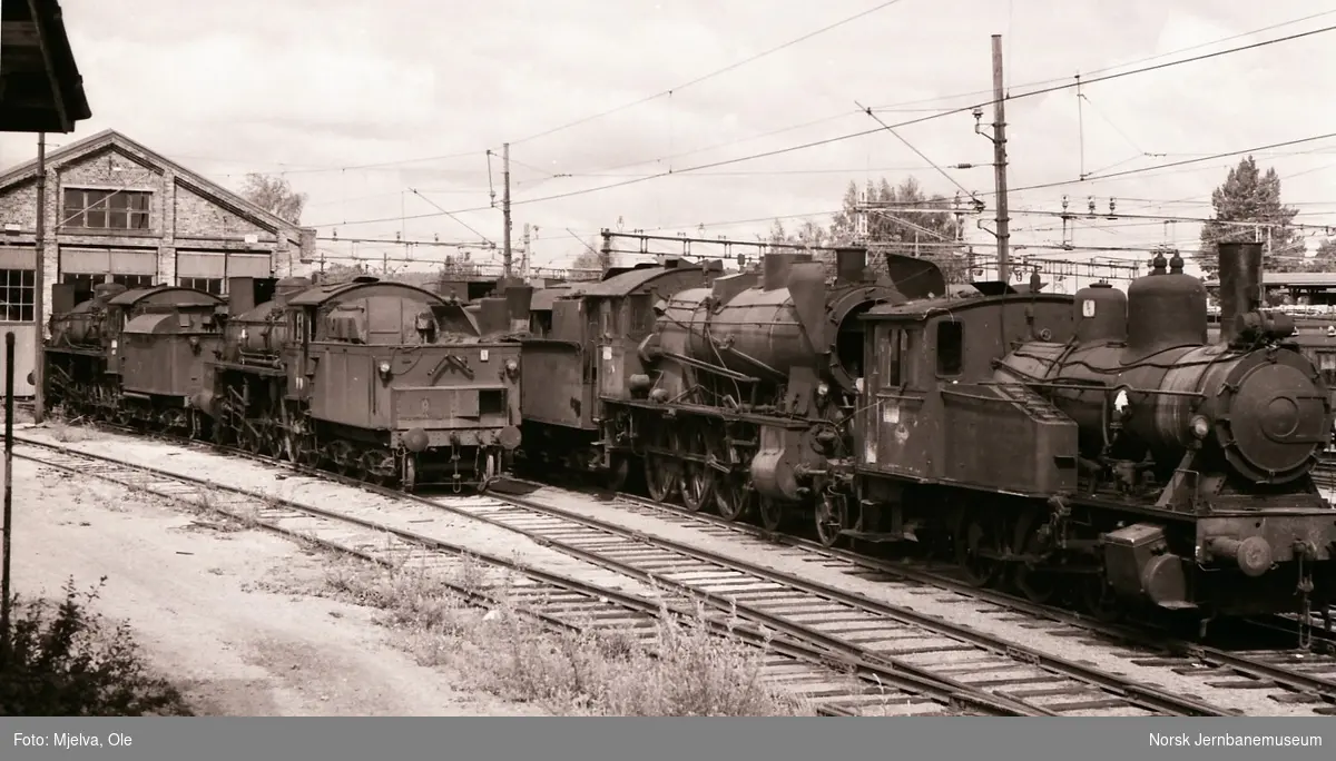 Utrangerte damplokomotiver utenfor lokomotivstallen på Lillestrøm. Nærmest til høyre 25d nr. 424 og 30b nr. 347