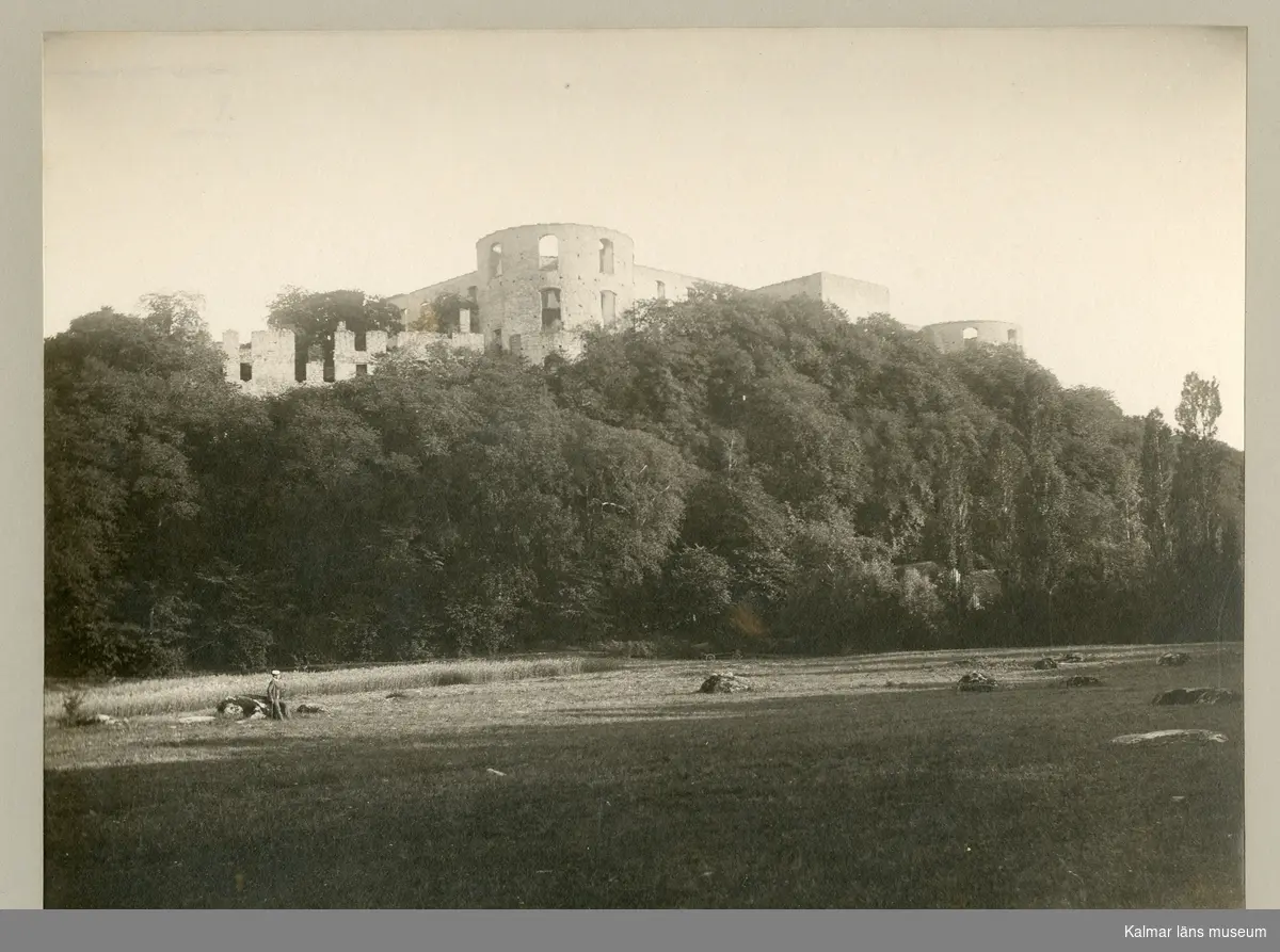 Motivet föreställer Borgholms slottsruin från norr omkring sekelskiftet 1900.