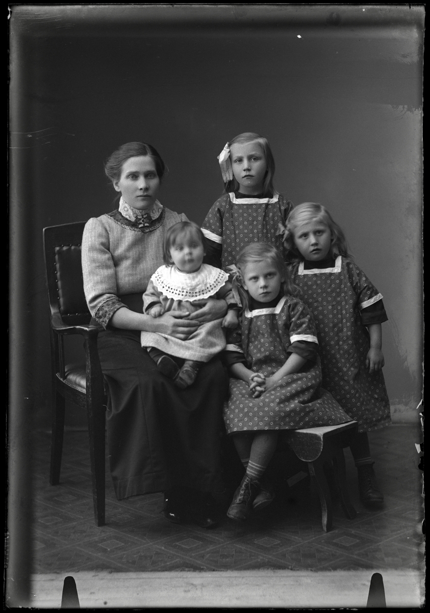 Familj med fyra barn