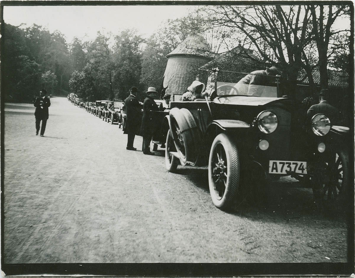 1871 års jubileumsfest den 22 maj 1921, "Kortegen i Haga".
Fotografi från John Neréns motorhistoriska samling.