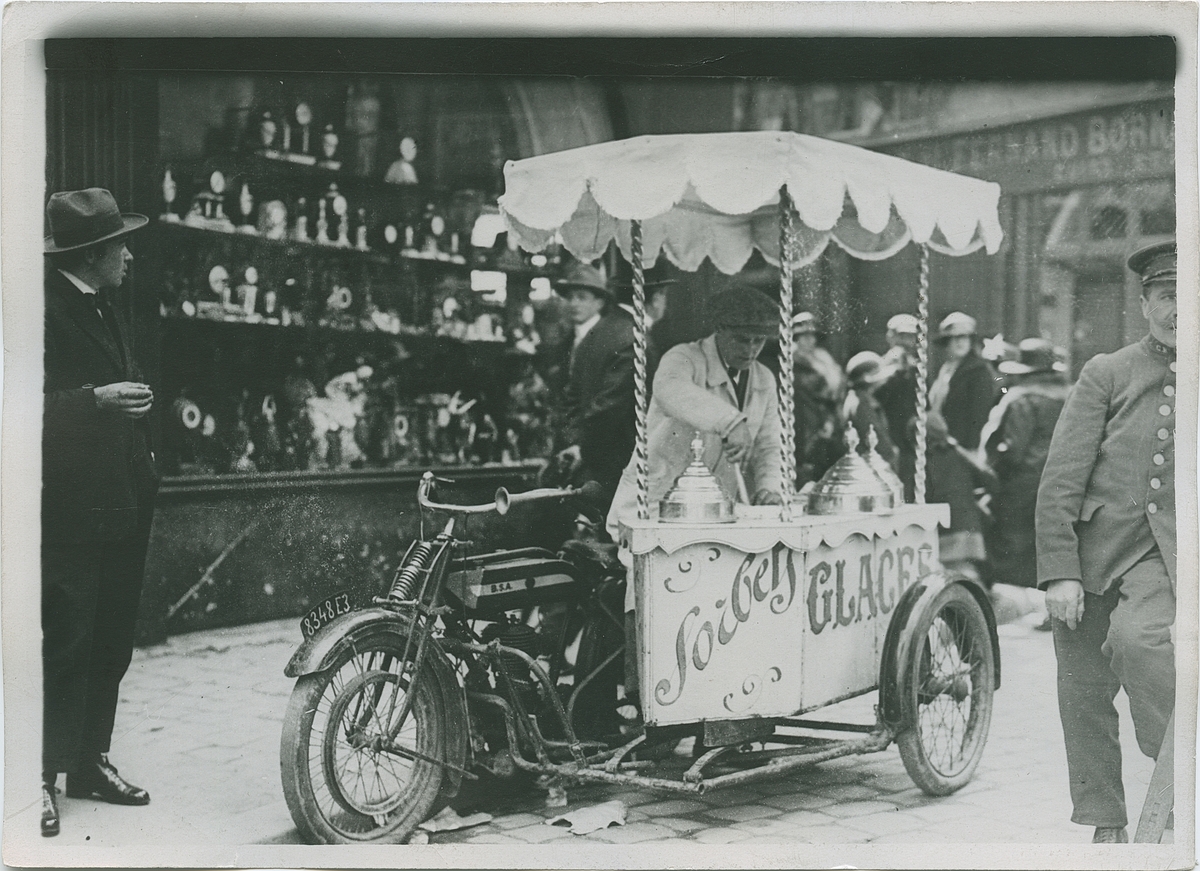 Glasskiosk på motorcykel, Frankrike.
Fotografi från John Neréns motorhistoriska samling.