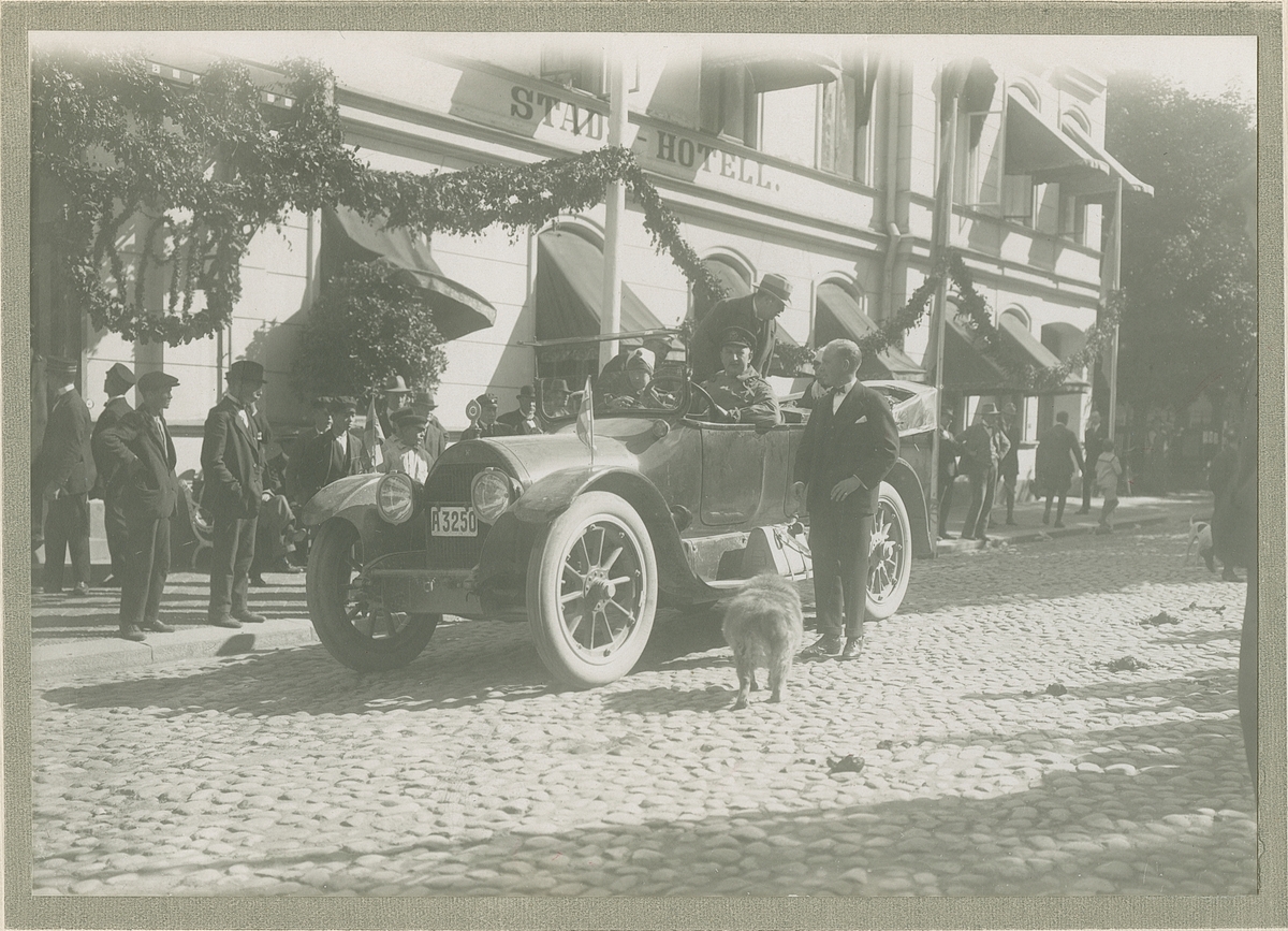 Bil utanför stadshotell.
Fotografi från John Neréns motorhistoriska samling.