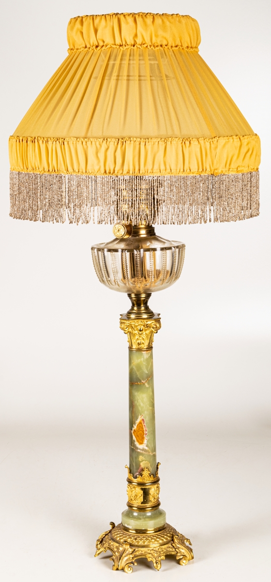 Bordslampa, onyx med bronsbeslag och bronsfot, oljehus av glas, omgjord för elektrisk belysning.