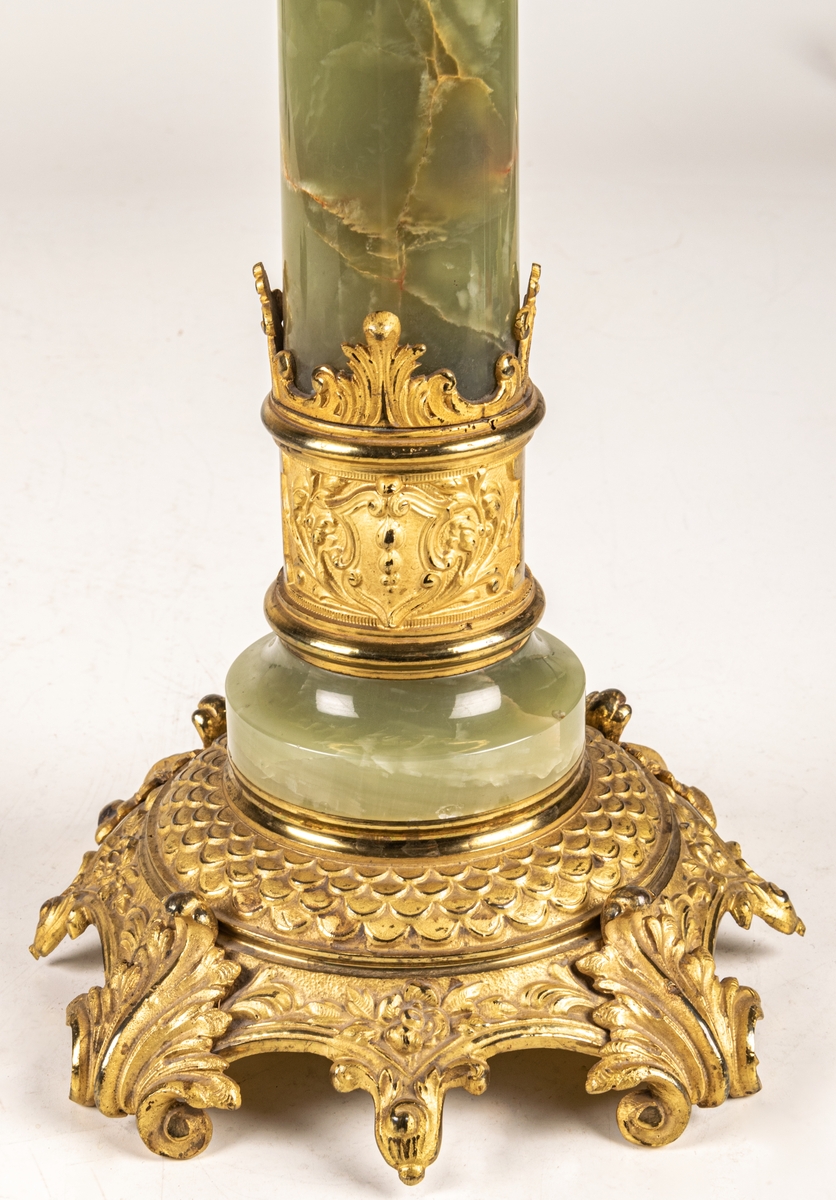 Bordslampa, onyx med bronsbeslag och bronsfot, oljehus av glas, omgjord för elektrisk belysning.