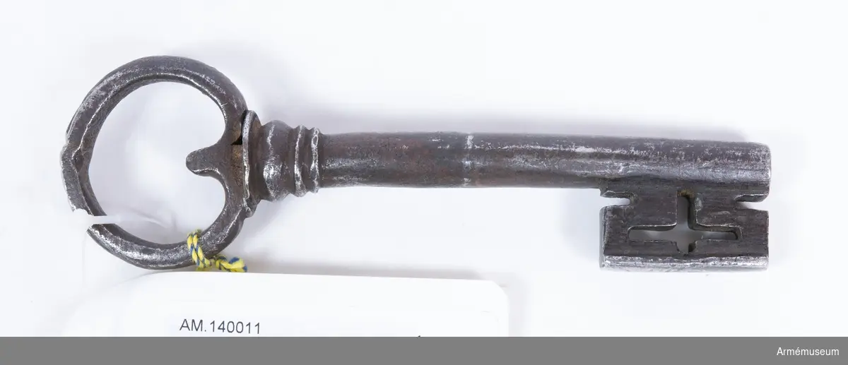 Nyckel till fast lås till kista med Karl XII:s namnchiffer.