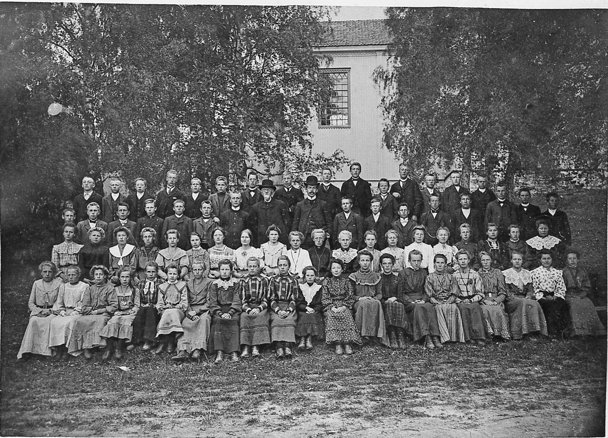 Konfirmanter ved Holmen kirke i Prestfoss. Prestene Hartmann og Lampe, senest 1907.