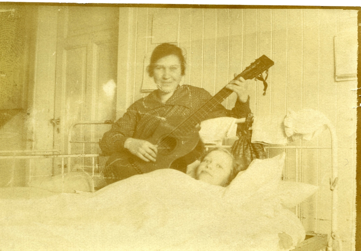 Gunhild (Gulla) Lien i sjukesenga på Kysthospitalet i Stavern.  Ho var fødd i 1905 og døydde i 1923.