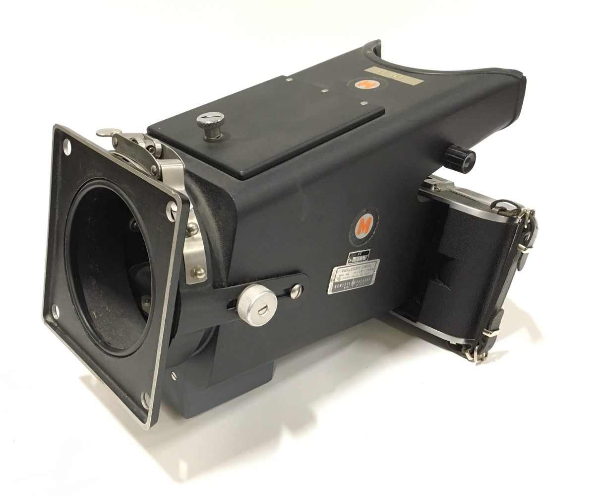 Hewlett Packard Oscillocsope Camera Model 196A. Monteras på bildrör på oscilloskop. Har använts i samband med kalibrering av STRIL 60-system.