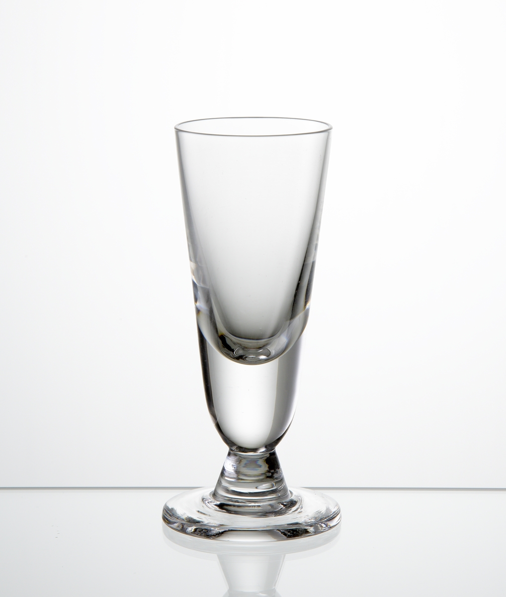 Design: Ingeborg Lundin.
Brännvinsglas med lätt konande form med kort ben på fot.