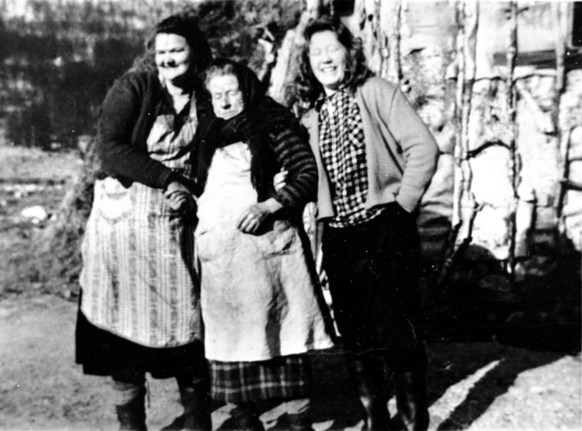Tre personer i Kaperdalen på Senja i 1961.