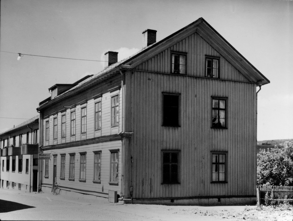 Storgatan 40-42, gamla Pedagogien. Från NM:s byggnadsinventering 1957.