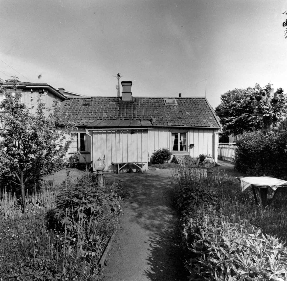 Rödestensgatan 8, från trädgården. Från NM:s byggnadsinventering 1957.