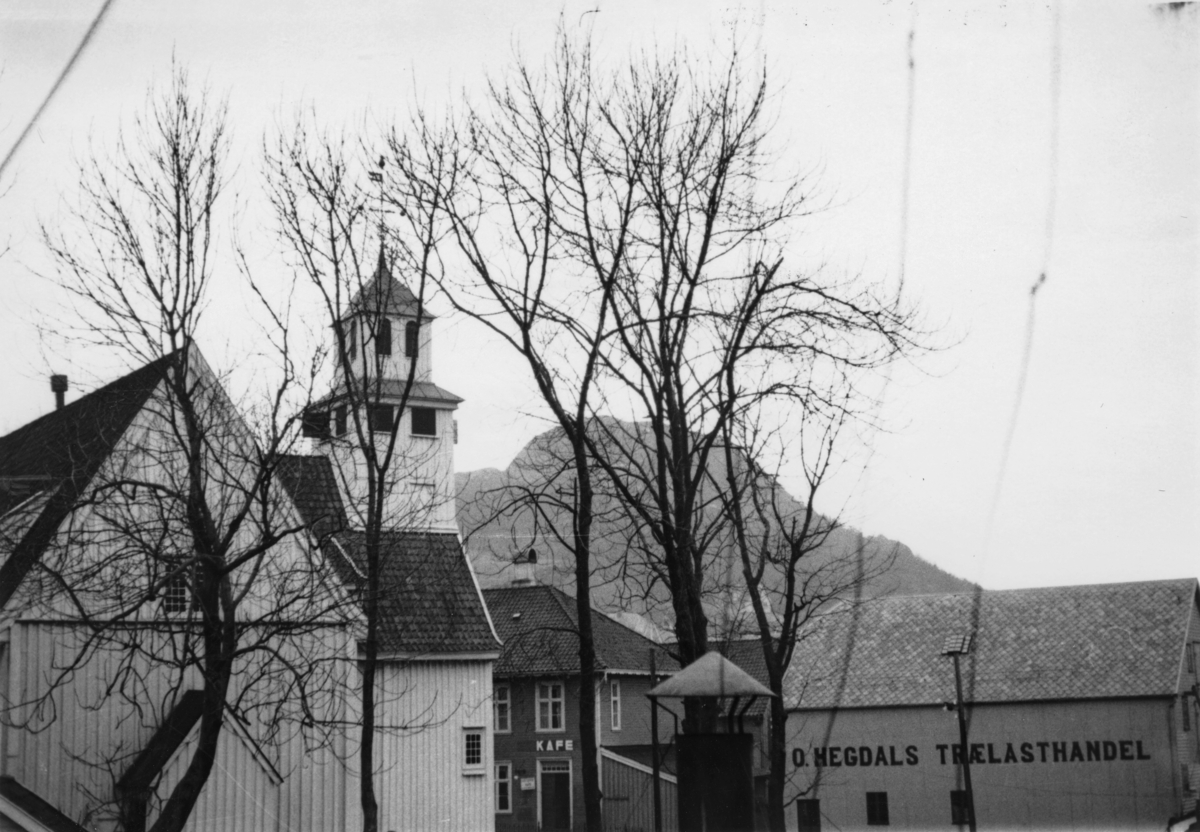 Ved kirken: Hegdals trelastforretning, februar 1939.