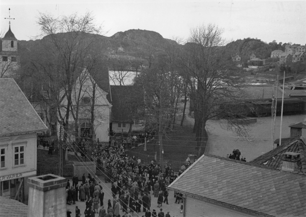 Folk forlater kirken etter gudstjenesten, 7. mai 1945.