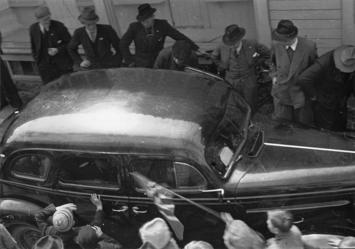 Bil med engelske offiserer ankommer politikammeret i Årstadgaten 11. mai 1945.