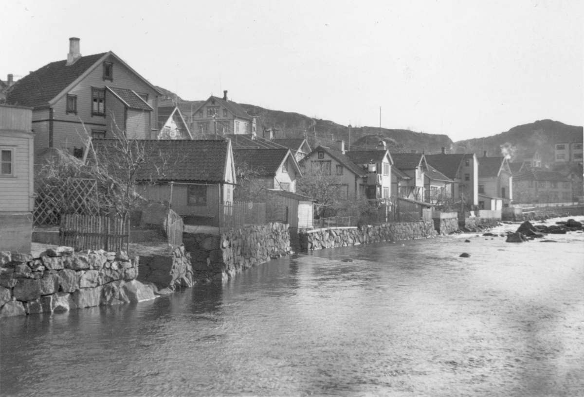 Husene på nordsiden av Damsgårdselven, ca. 1948.