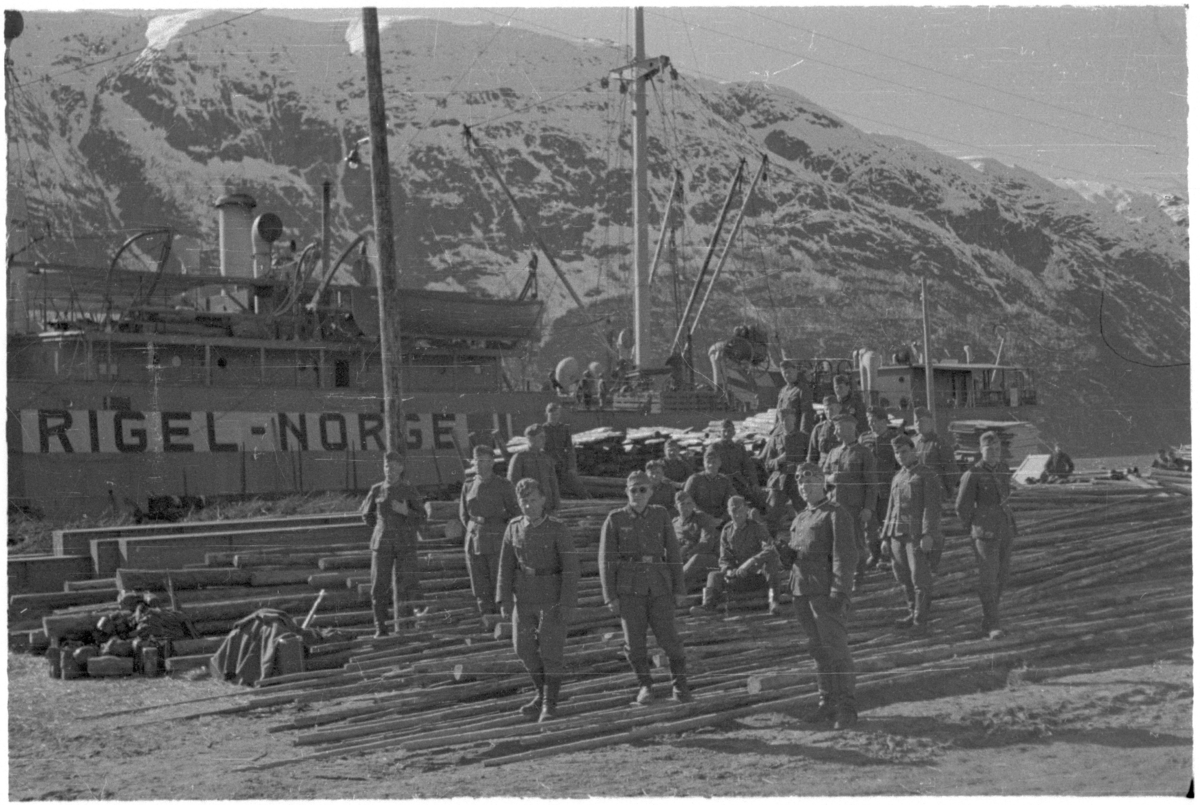 Tyske soldater på kaia i Mosjøen, foran M/S "Rigel".