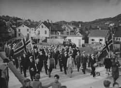 "Fredtoget" på Damsgårdsbroen, 8. mai 1945.