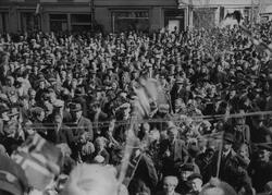 Folkemengden på Torget etter "Fredstoget", 8. mai 1945.