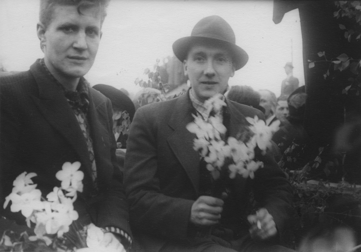 Rolf Kjos-Hansen og Eilif Strøm på Eie stasjon etter hjemkomsten fra Grini, 10. mai 1945.