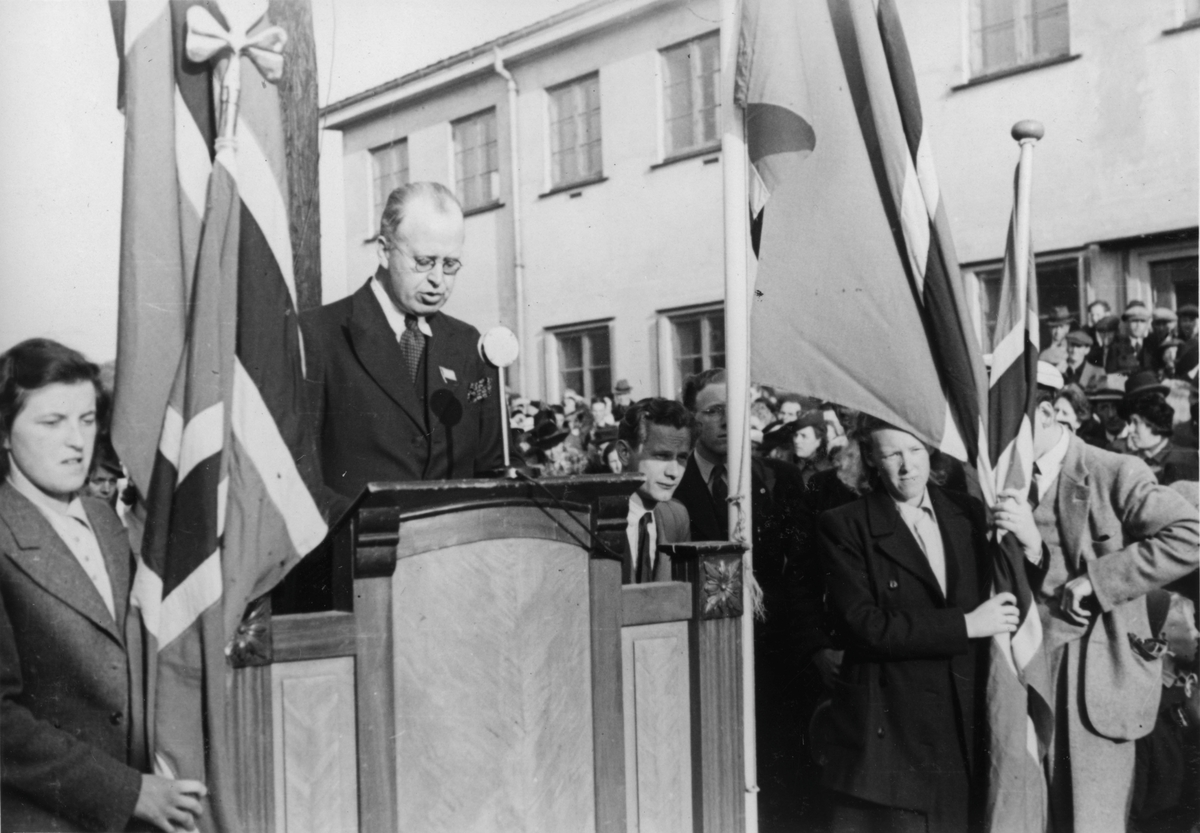På jernbanestasjonen da Grinifangene kom hjem, 10. mai 1945. Adolf B. Albrethsen taler.