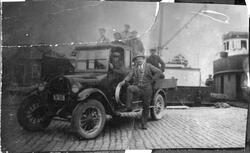 Jørgen H. Haugland sin lastebil på Stavanger kai, 1926. Last