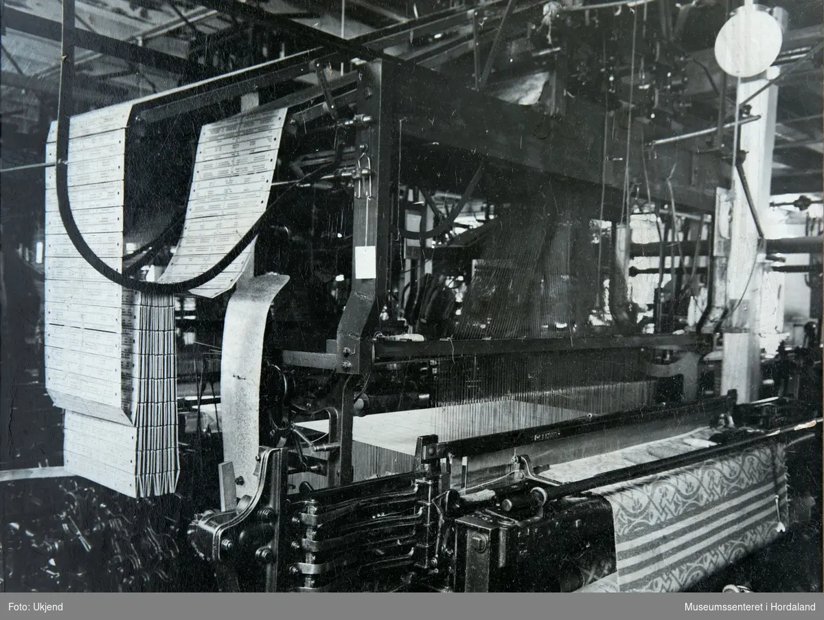 Jaquardvevstol. Foto frå produksjonen ved ullvarefabrikken, Dale Fabrikker i Vaksdal.