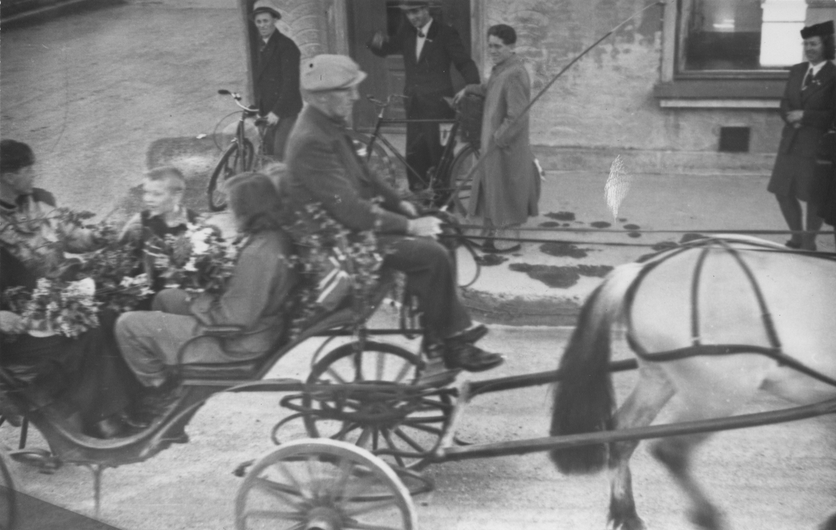 Tysklandsfangene kommer, 28. mai 1945. Kortesjen passerer meieriet.