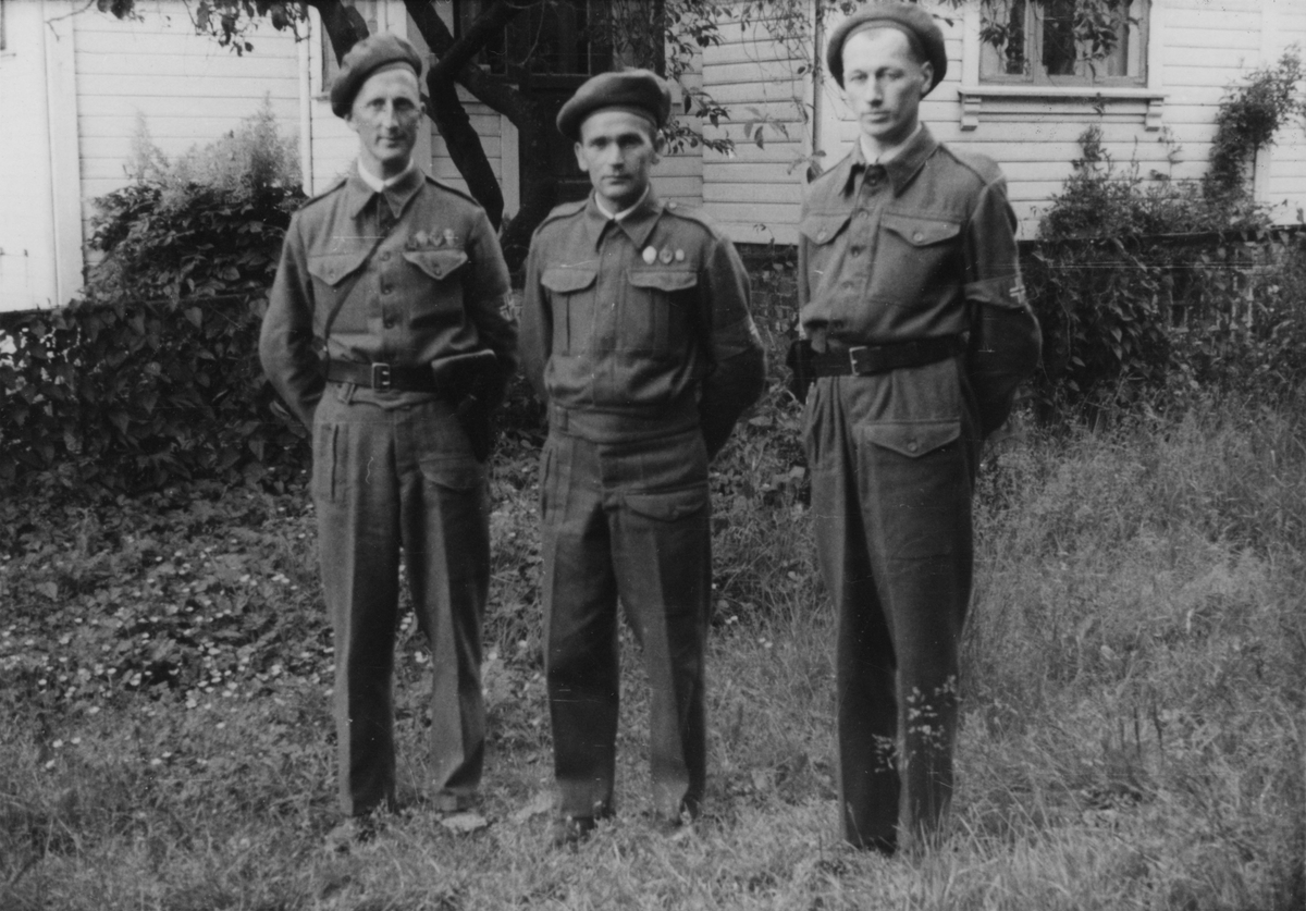 Ledelsen av Hjemmestyrkene i kinohagen foran lærer Flems hus, mai 1945.