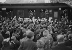 Toget med Tysklandsfangene ankommer Eie stasjon, 10. mai 194