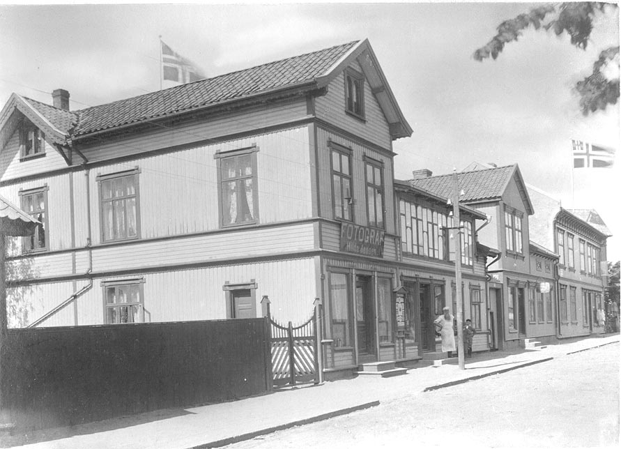 St. Marie gate i Sarpsborg. St. Marie gate 62 i Sarpsborg med bakermester Petter Wilhelm Jensens gård. Ant. er det Jensen som står ved døra. 
Fotoatelier til fotograf Hilda Jensen i 2. etasje.