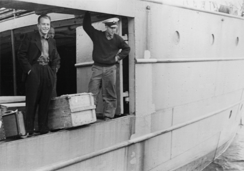 Erik Torjusen ombord i "Galtesund" venter på at Eieskøyta skal legge til for å hente ham, 24. juni 1945.