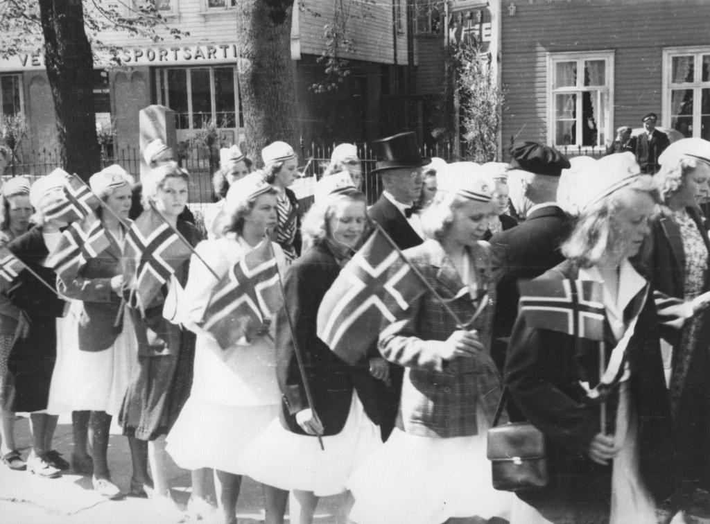 Middelskolen går inn i kirken, 17. mai 1947.