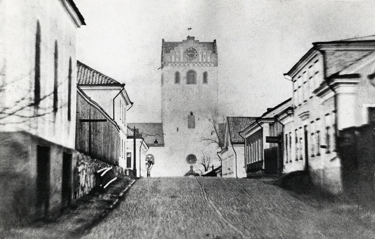 Sandgärdsgatan vid korsningen mot Kungsgatan, med blick österut mot domkyrkan. 1870-tal.
Till vänster några av husen i kvarteret Themis. till höger några hus i kvarteret Linné. I bakgrunden skymtar man hörnhusen i kvarteren Lejonet och Kristina.