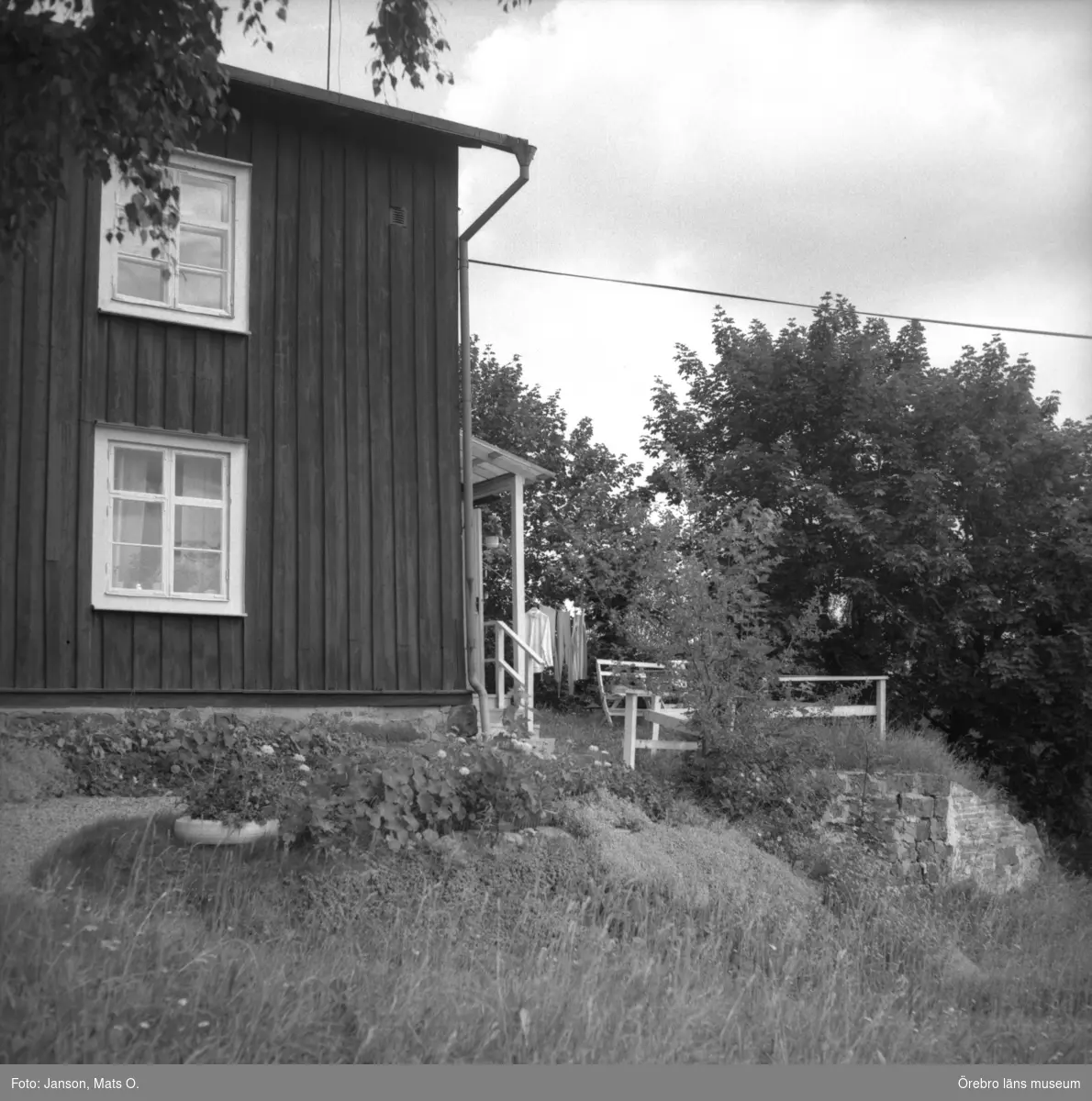 Boforsinventeringen, arbetarbostäder. Gråbo, Korpkullen.
Hus 1003, östra gaveln. Stenparti anlagt av hyresgäster.