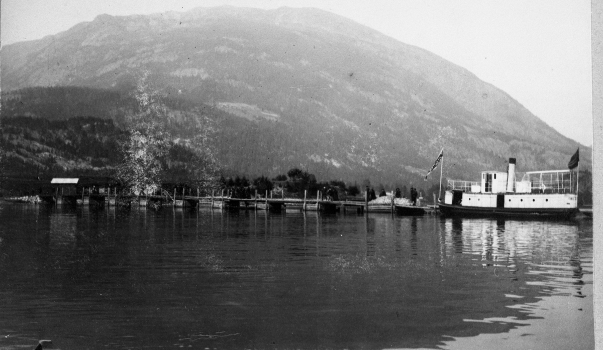 Fotosamling etter Øystein O. Kaasa. (1877-1923). Motiv med båt "Fjøllguten" og reisende. Antatt avfotografering.