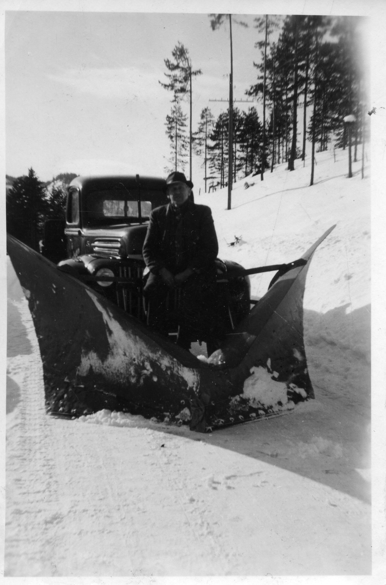 Olav G. brøyter ved Sandland 1946.