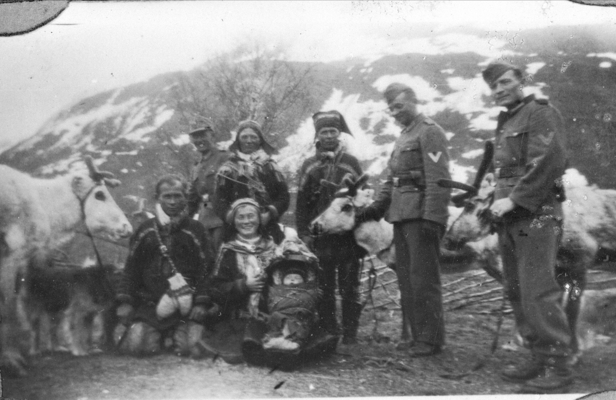 Tyske soldater fotografert sammen med samiske sivile og reinsdyr.