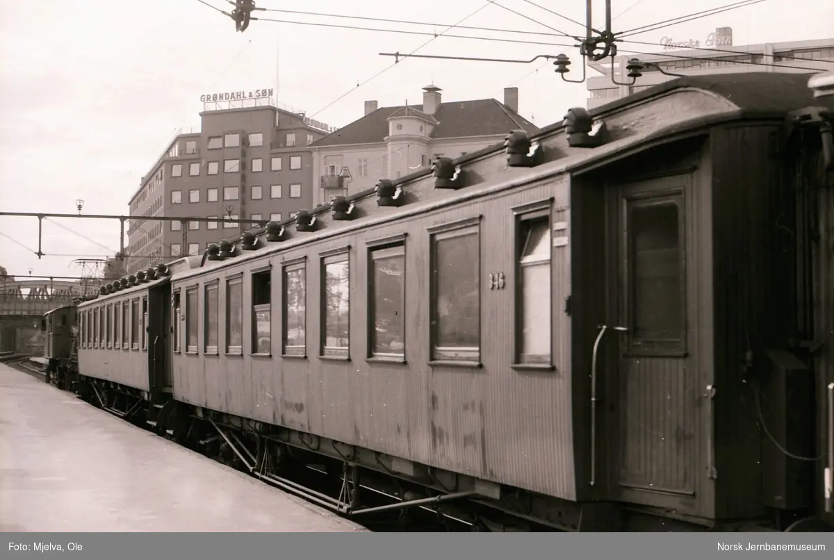 Personvogn litra Bo2b type 2 nr. 346 på Oslo Vestbanestasjon