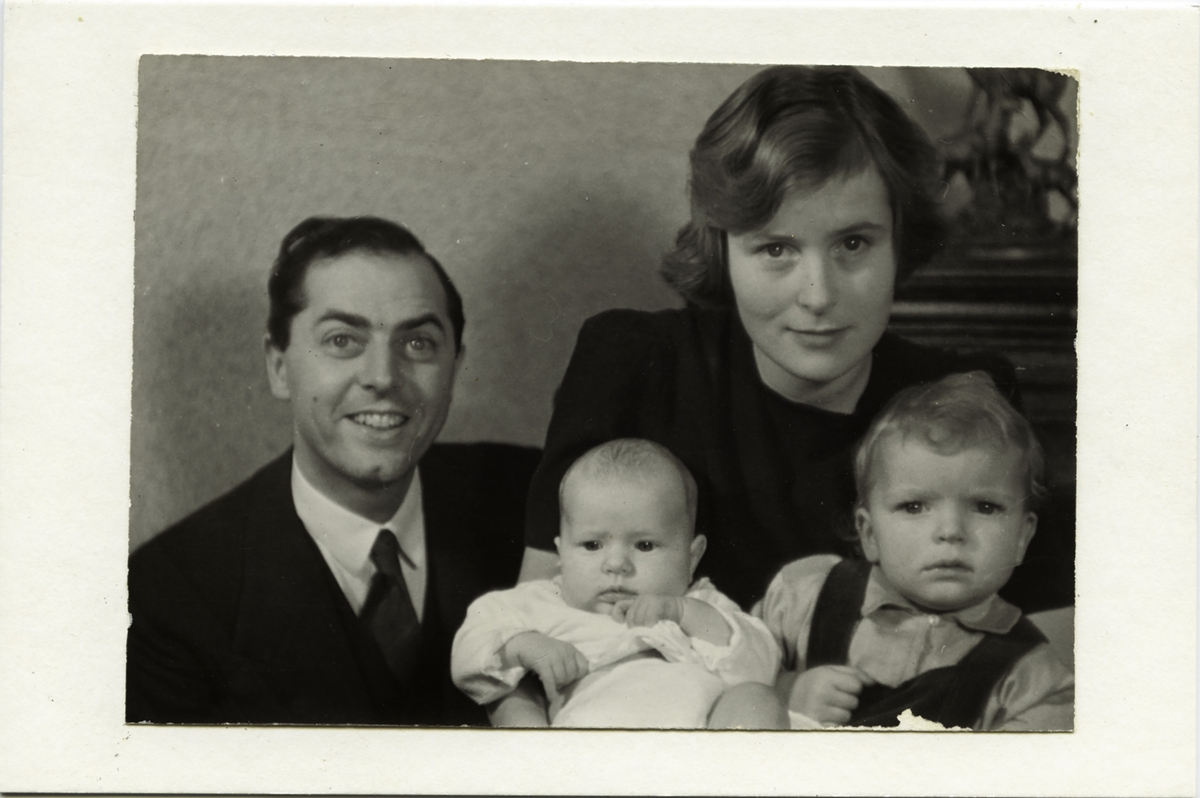 Bildet viser Sigrid Undsets niese Signe Ollendorff f. Thomas med mann og to små barn.