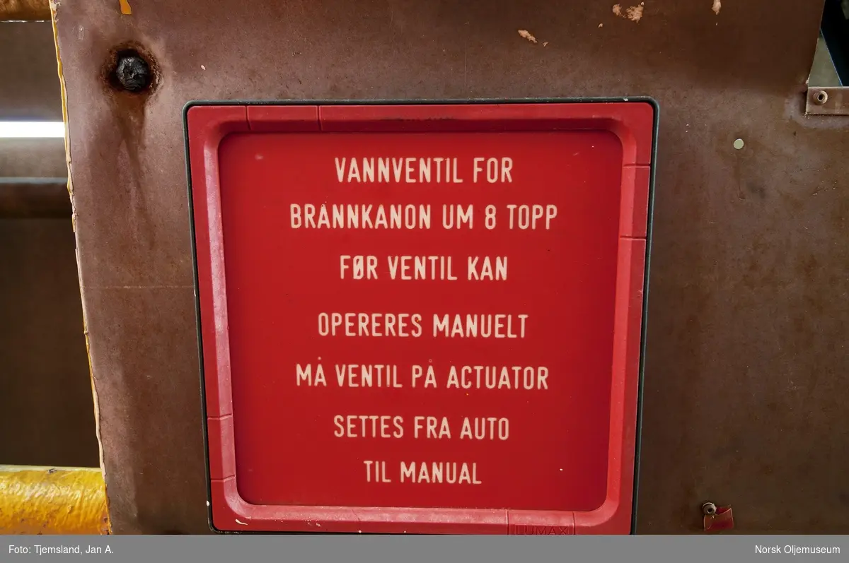 Skilt med opplysning for manuel kjøring av vannkanon på Statfjord A.