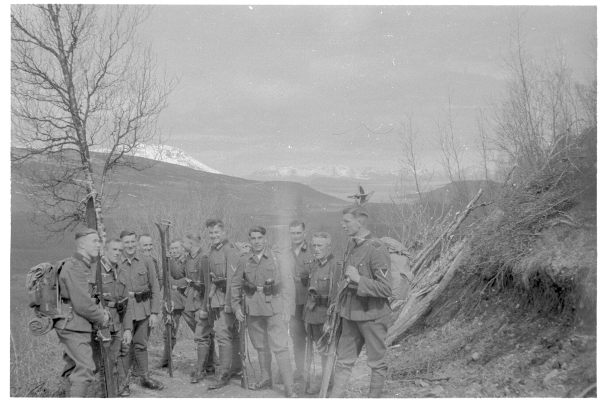 Tyske soldater med ski. Kilhus og Samaåsen i bakgrunnen.